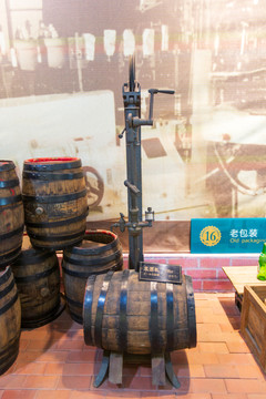 山东青岛啤酒博物馆老式装酒机