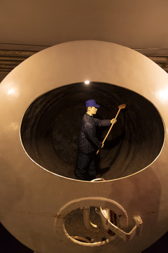 青岛啤酒博物馆人工刷洗贮酒罐