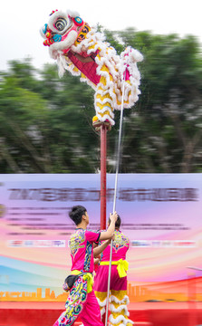 中国习俗狮子爬竿步步高升