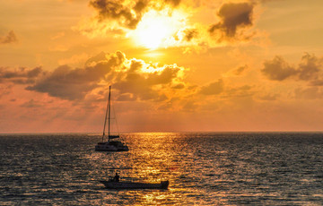 大海夕阳帆船