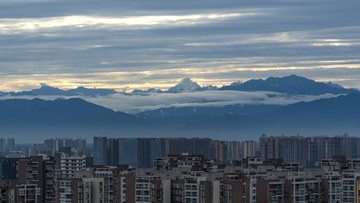 在成都市区看到的雪山