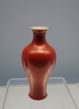 景德镇窑珊瑚红釉瓶