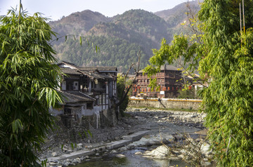 竹林掩隐的山村小镇