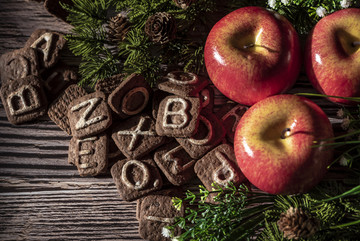 圣诞静物苹果和甜饼干