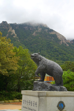 韩国薛岳山熊雕塑