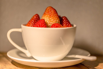 咖啡杯里的草莓