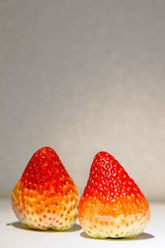 两颗草莓