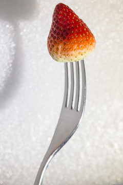 叉子草莓