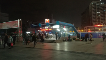 上海火车站广场外景