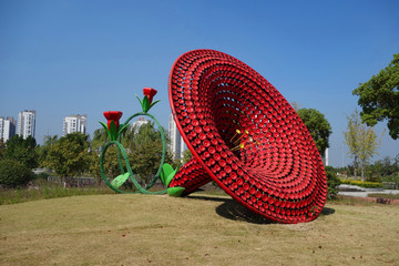 红色喇叭花雕塑