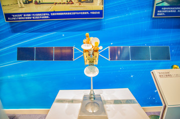 东方红四号通信卫星展览模型