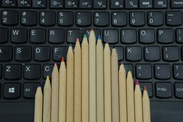 笔记本电脑上的铅笔