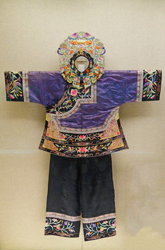 贵州松桃土家族绣花鸟纹女服