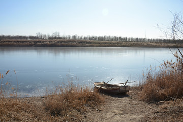 河岸小船