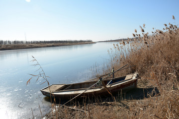 河岸小船