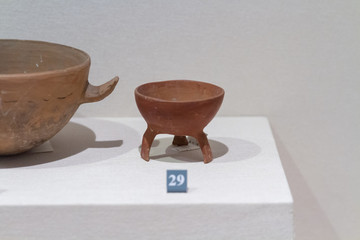 山东博物馆展品红陶三足碗