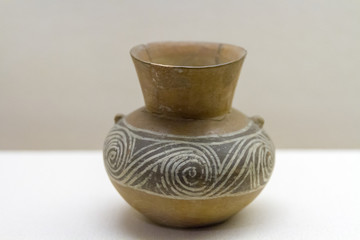 山东博物馆展品涡纹彩陶壶