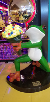 青蛙献花雕塑