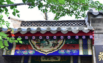 中式彩绘门楼
