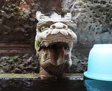 石雕龙吐水水缸