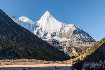 亚丁雪山