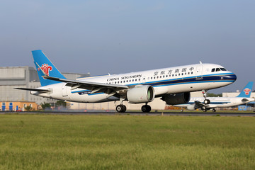 南航空客飞机降落
