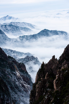 竖幅水墨黄山