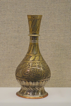 新疆维吾尔族刻花阿拉伯文铜瓶