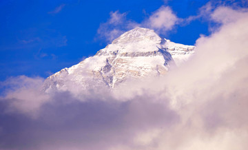 云雾遮挡的雪山