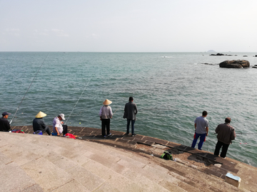 海边钓鱼