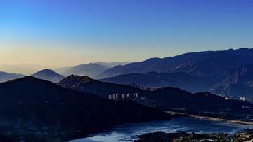 蓝天远山水墨山水山形