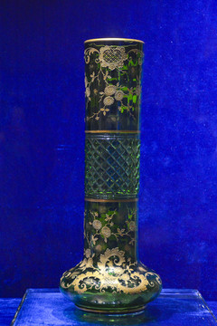 透明绿色镀金玻璃画珐琅洋花纹瓶
