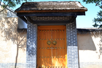 中式建筑老宅门