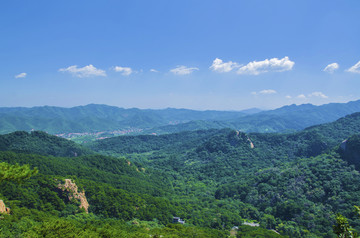 千山连绵群山与山谷里的都市风光