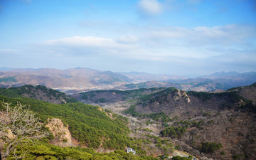 千山连绵不断的山峰与山谷沟壑