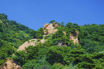 千山无量观景区石屏峰与群山