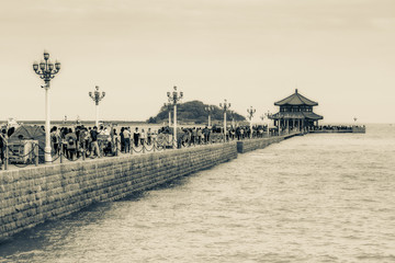 青岛栈桥黑白照片