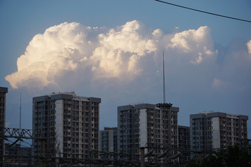 高层住宅上空的云