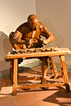 潮州木雕制作工序细雕刻