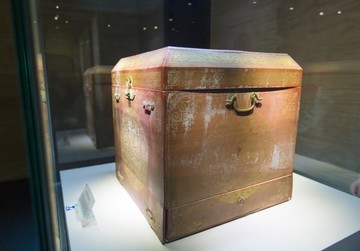 山东博物馆戗金云龙纹朱漆木箱