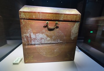 山东博物馆戗金云龙纹朱漆木箱