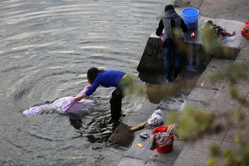 河边洗衣服的妇女