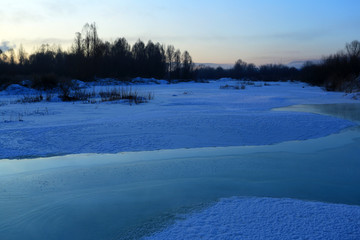 冰河雪色早晨