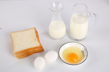 鸡蛋牛奶面包