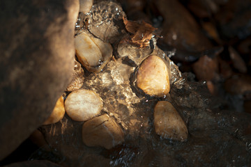 小溪与石头