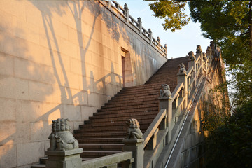 古建筑石阶梯与墙面光影