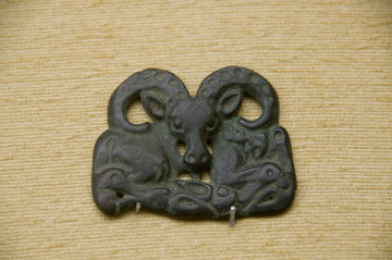 汉代铜盘角羊头形饰件