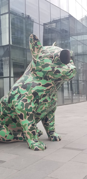 绿色雕像狗