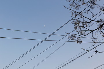 天空月亮电线