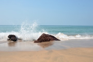 海浪拍石